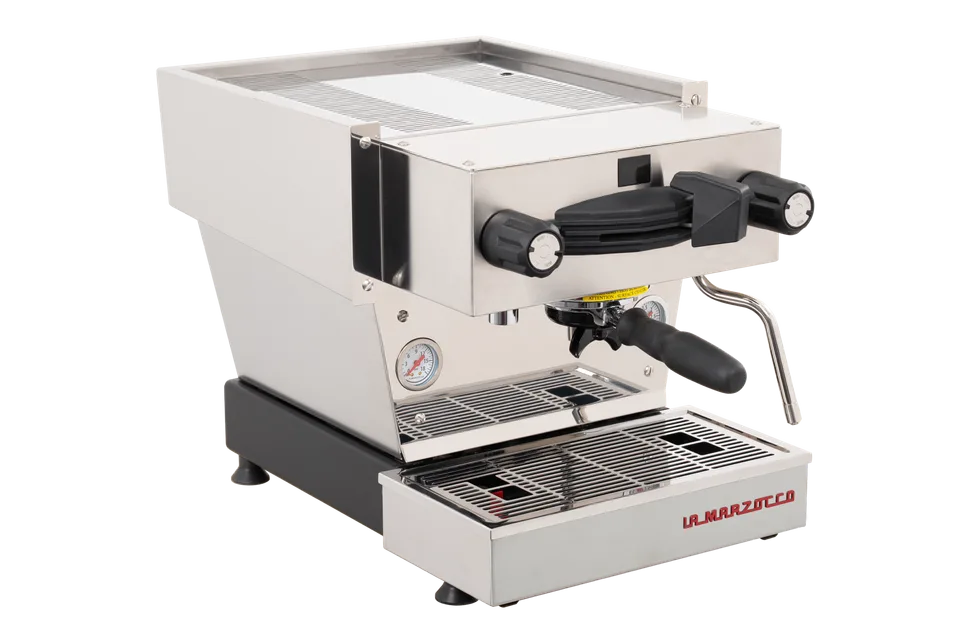 Linea Mini R schuin van voren, met zicht op paddle, timer en stoompijp